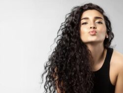 5 Cara Merawat Rambut Keriting Agar Selalu Mengkilap